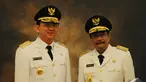 Basuki Tjahaja Purnama atau Ahok dan Djarot Saiful Hidayat berpose bersama usai acara  pelantikan Wakil Gubernur DKI Jakarta, Jakarta, Rabu (17/12/2014). (Liputan6.com/Herman Zakharia)