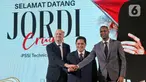 Penasihat teknik PSSI Jordi Cruyff, Ketua Umum PSSI Erick Thohir, dan Pelatih Timnas Indonesia Patrick Kluivert (kiri ke kanan) berfoto bersama usai perkenalan penasihat teknik yang baru di Senayan, Jakarta, Selasa (11/3/2025). (Liputan6.com/Angga Yuniar)