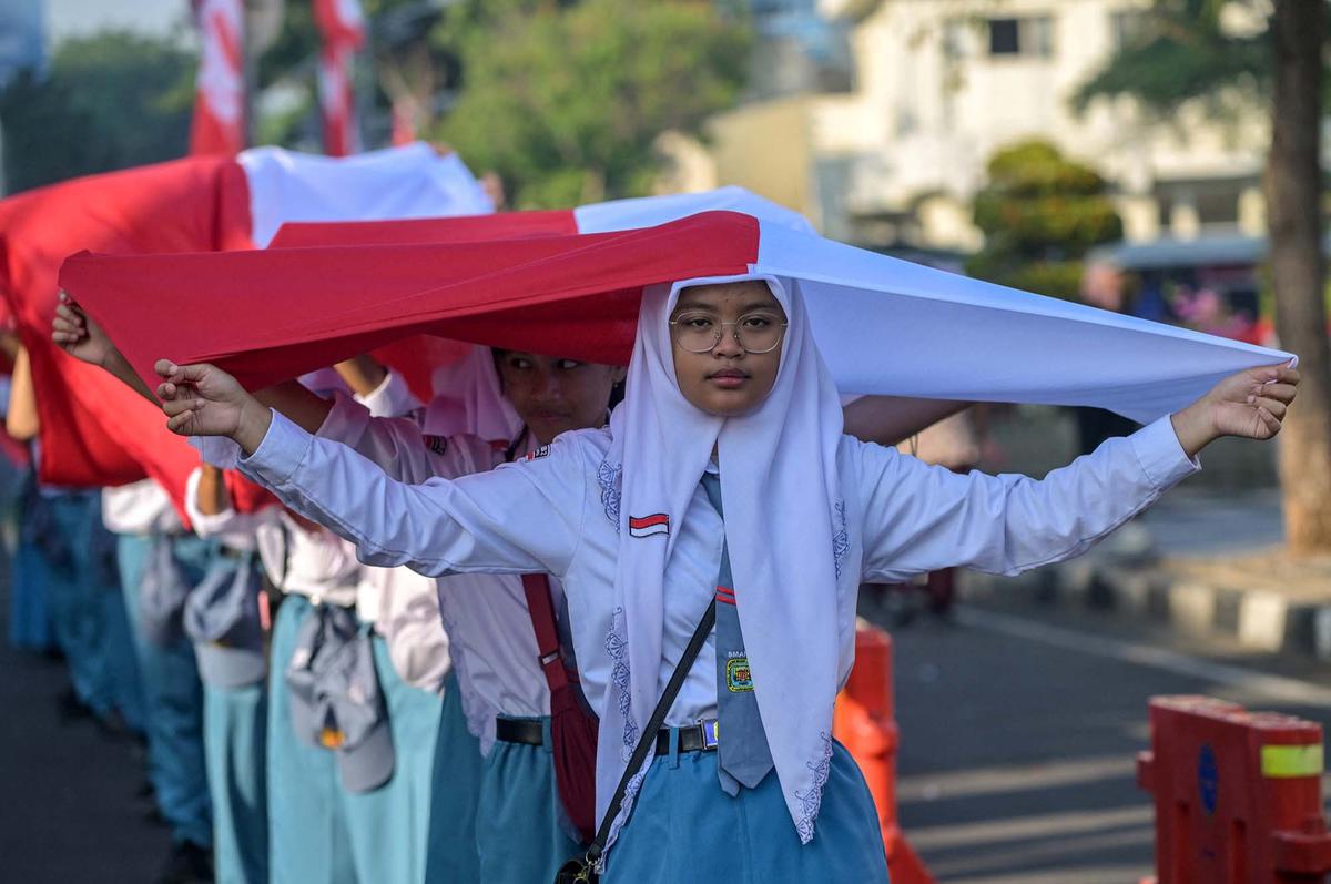 FOTO: Aksi Pelajar Surabaya Bentangkan Merah Putih Hampir 15 Kilometer