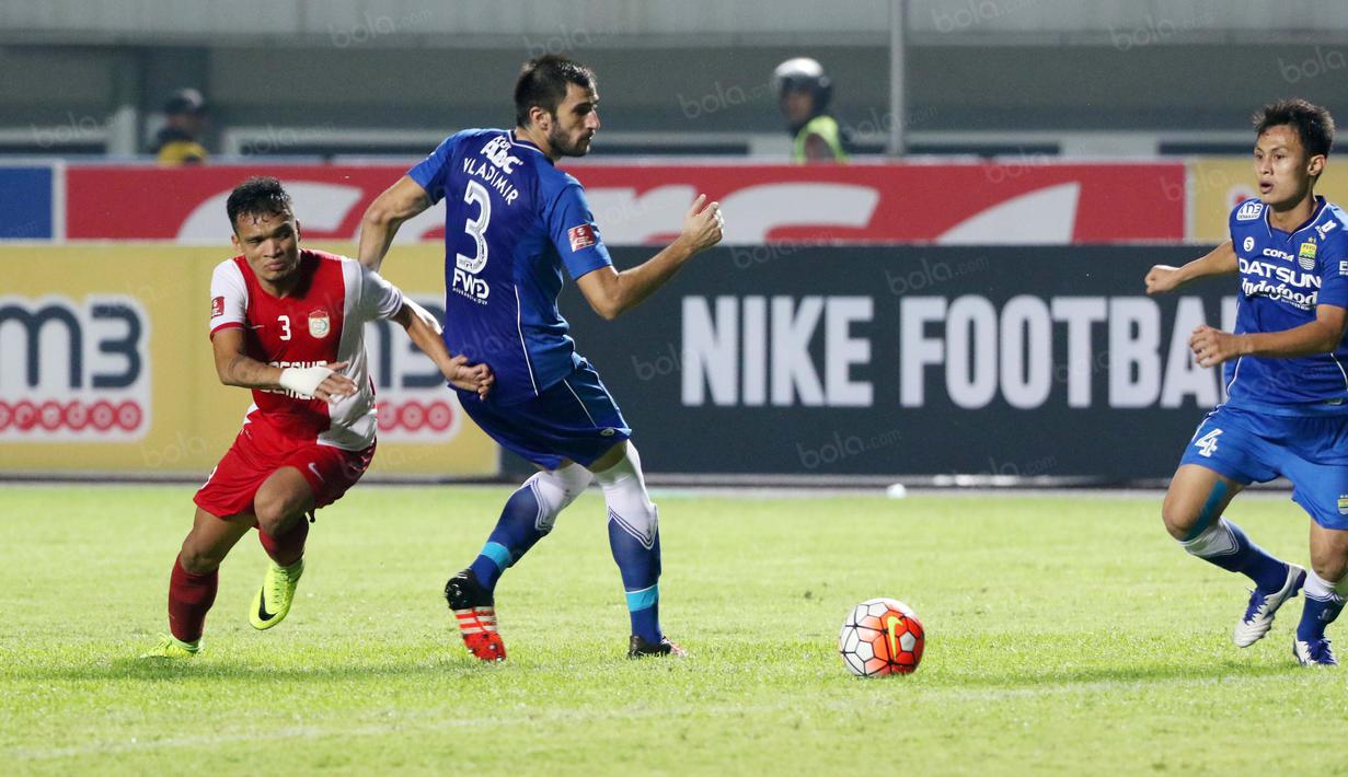 Pemain PSM Makassar, Ferdinand Sinaga mencoba melewati pemain Persib, Vujovic pada laga Torabika SC 2016 di Stadion Gelora Bandung Lautan Api, Sabtu (2/7/2016). (Bola.com/Nicklas Hanoatubun)