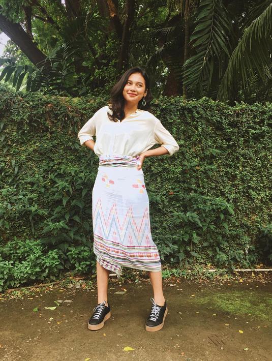 Dara yang tahun ini berumur 22 tahun ini berfoto dengan kain tenun corak khas NTB berwarna putih. Sepatu hitamnya melengkapi penampilan serba putihnya. Indah tampak bangga menggunakan salah satu kain tenun khas nusantara tersebut. (Liputan6.com/IG/indahpermatas)