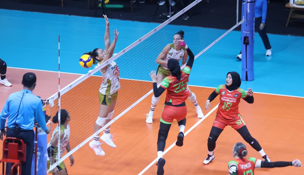 Pemain Jakarta Pertamina Enduro berhasil mendapatkan poin usai pukulannya tidak bisa dibendung oleh pemain Gresik Phonska Plus Pupuk Indonesia pada pertandingan yang berlangsung di GOR Sritex Arena Solo, Kamis (9/4/2026). (Dok. PBVSI)