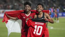 Pemain Timnas Indonesia U-22, Beckham Putra (kanan) dan Ananda Raehan berpose saat merayakan kemenangan pada laga final sepak bola SEA Games 2023 melawan Thailand di Olympic Stadium, Phnom Penh, Kamboja, Selasa (16/05/2023). Skuad Garuda Nusantara menang dengan skor 5-2. (AP Photo/Tatan Syuflana)