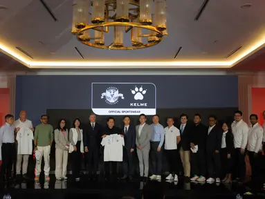 Sejumlah jajaran PSSI dan Kelme berfoto bersama setelah acara perkenalan kerja sama yang berlangsung di Hotel Tribrata, Jakarta, Jumat (23/01/2026). (Bola.com/Bagaskara Lazuardi)