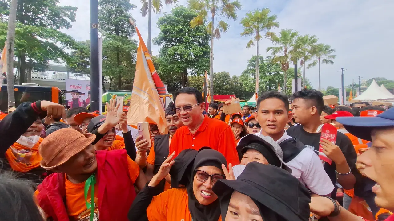 Mantan gubernur Jakarta, Basuki Tjahaja Purnama atau Ahok tiba di lokasi kampanye akbar pasangan calon nomor urut 3, Pramono Anung-Rano Karno di Stadion Madya, Kompleks Gelora Bung Karno, Jakarta, Sabtu (23/11/2024).