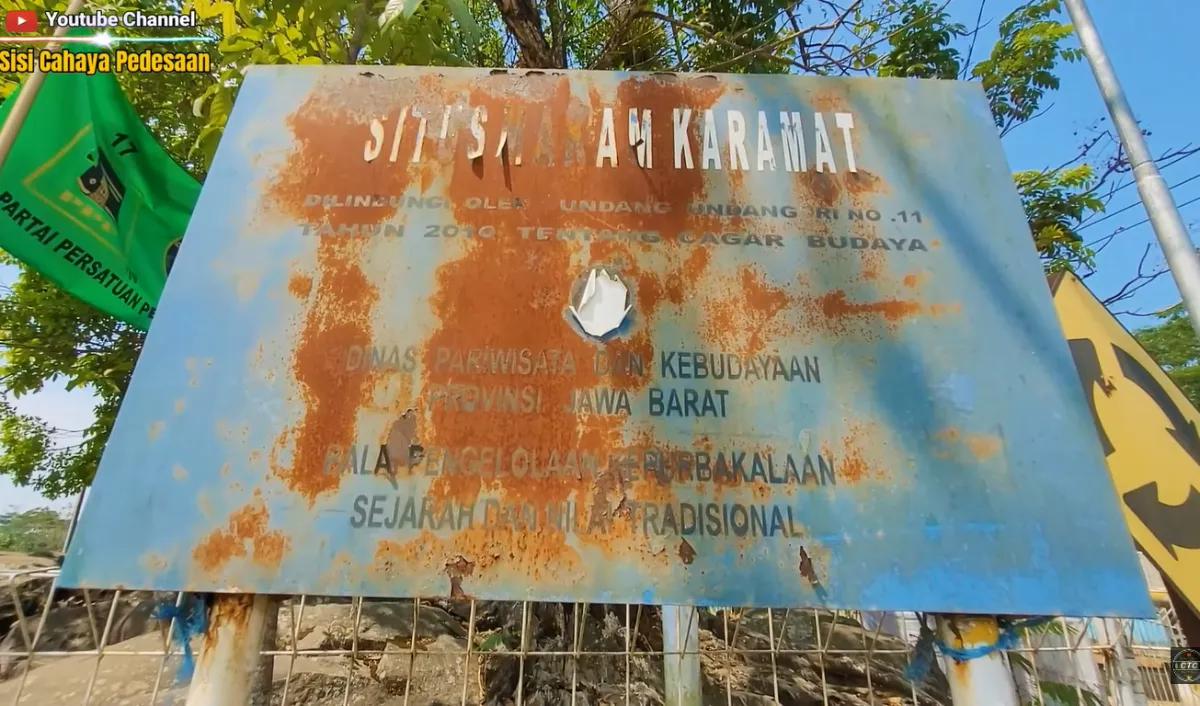 Berada di tengah jalan.