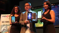 Marketing Director Advan Tjandra Lianto (tengah) menunjukan tablet terbaru Advan i7 di Jakarta, Selasa (29/3). Tablet Advan i7 yang dilengkapi teknologi eye protection berupa nano optical film pertama. (Liputan6.com/Angga Yuniar)