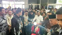 Menag Yaqut saat menjajal motor listrik buatan siswa MAN 2 Bandar Lampung. Foto :(Dokumen Kemenag Lampung).