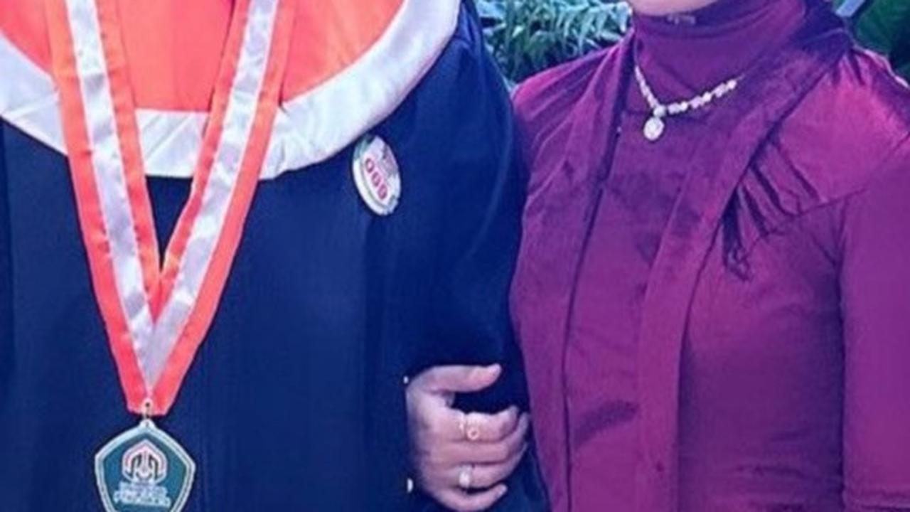 Momen bahagia ini juga didampingi sang istri. Dine Mutiara Aziz tampil cantik mengenakan pakaian warna merah.&nbsp;