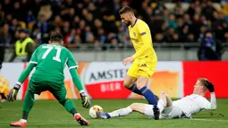 Pemain Chelsea Olivier Giroud (tengah) menggiring bola saat akan mencetak gol ke gawang Dynamo Kiev pada leg kedua babak 16 besar Liga Europa di Stadion NSK Olimpiyskiy, Kiev, Ukraina, Jumat (15/3). Giroud mencetak hattrick. (REUTERS/Valentyn Ogirenko)