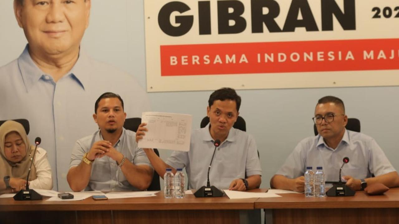 Wakil Ketua TKN Prabowo-Gibran, Habiburokhman didampingi Tim Advokasi TKN Prabowo-Gibran Ali Lubis dan Wakil Komandan Alpha TKN Prabowo-Gibran, Fritz Siregar saat menggelar konferensi pers di Media Center, Minggu (21/1/2024).