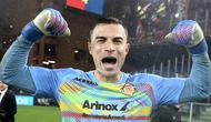 Kiper Cremonese, Emil Audero, merayakan kemenangan atas Genoa pada laga Liga Italia di Stadion Luigi Ferraris, Kamis (30/10/2025) dini hari WIB. (Dok. Cremonese)