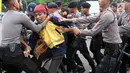 Seorang mahasiswa terlibat kericuhan dengan polisi saat unjuk rasa di depan Istana Negara, Kamis (18/5). Kericuhan terjadi karena polisi memaksa untuk membubarkan massa aksi yang dinilai tidak koperatif. (Liputan6.com/Immanuel Antonius)