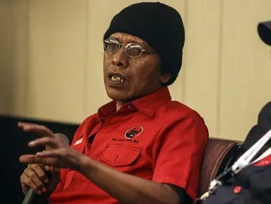 Politikus PDI Perjuangan Aldian Napitupulu (kiri) saat menjadi pembicara dalam serial diskusi dalam rangkaian Kongres V PDIP di Sanur, Bali, Jumat (9/8/2019). Diskusi tersebut membahas Demokrasi Arus Bawah (Perlawanan Terhadap Rezim Otoriter). (Liputan6.com/Johan Tallo)