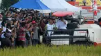 Menteri Pertanian Amran Sulaiman bersama Ketua Umum Himpunan Kerukunan Tani Indonesia (HKTI), Jenderal TNI (Purn) Moeldoko, memanen padi menggunakan mesin di lahan pertanian Desa Karang Layung, Indramayu, Jabar, Kamis (23/11). (Liputan6.com/Pool/Ksatria)