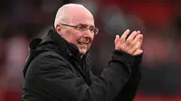 Foto yang diambil pada 23 Maret 2024 memperlihatkan legenda Manajer Liverpool, Sven-Goran Eriksson saat memberikan tepuk tangan kepada para penggemar setelah pertandingan sepak bola Legends antara Liverpool Legends dan Ajax Legends di stadion Anfield, Liverpool. (Oli SCARFF/AFP)