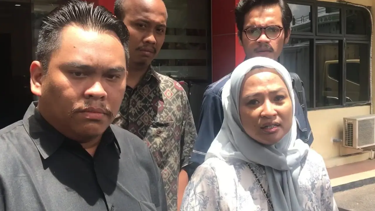 Artis senior Ira Riswana mendatangi Markas Polres Metro Jakarta Selatan