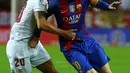 Penyerang Barcelona, Lionel Messi berusaha melewati gelandang  Sevilla, Vitolo pada lanjutan La Liga spanyol di Stadion Sanchez Pizjuan,  Spanyol, (7/11). Barcelona menang atas Sevilla 2-1. (REUTERS/ Marcelo del Pozo)