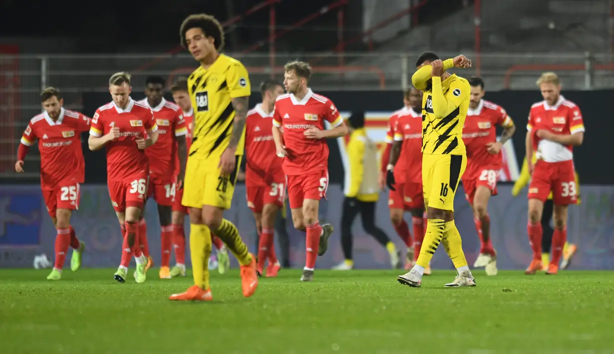 Pemain Borusia Dortmund tampak kecewa usai kalah menghadapi Union Berlin pada laga lanjutan Liga Jerman di Stadion Alte Forsterei, Sabtu (19/12/2020) dini hari WIB. Borussia Dortmund kalah 1-2 melawan Union Berlin. (AFP/Annegret Hilse/pool)