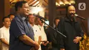 Ketua Umum Partai Gerindra Prabowo Subianto dan Ketua Umum Partai NasDem Surya Paloh melakukan konferensi pers usai pertemuan di Padepokan Garuda Yaksa, Hambalang, Bogor, Minggu (5/3/2023).  Dalam pertemuan itu, Prabowo Subianto didampingi oleh Sufmi Dasco, Maher Algadri, Sugiono, Budi Djiwandono, Prasetyohadi, Fuad Bawazier, Simon Mantiri, dan Sudaryono. (merdeka.com/Arie Basuki)