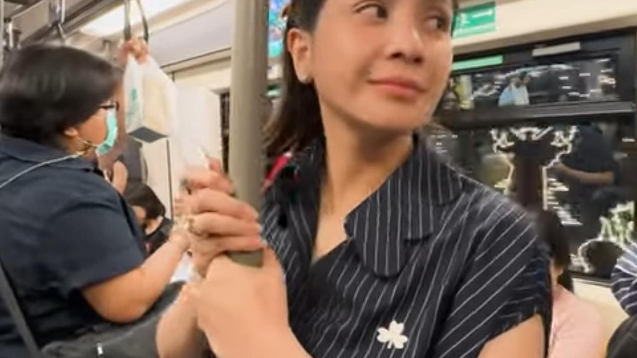 Potret Nagita Slavina Naik Transportasi Umum di Bangkok, Tampil Santai Apa Adanya saat Berburu Kuliner Kaki Lima