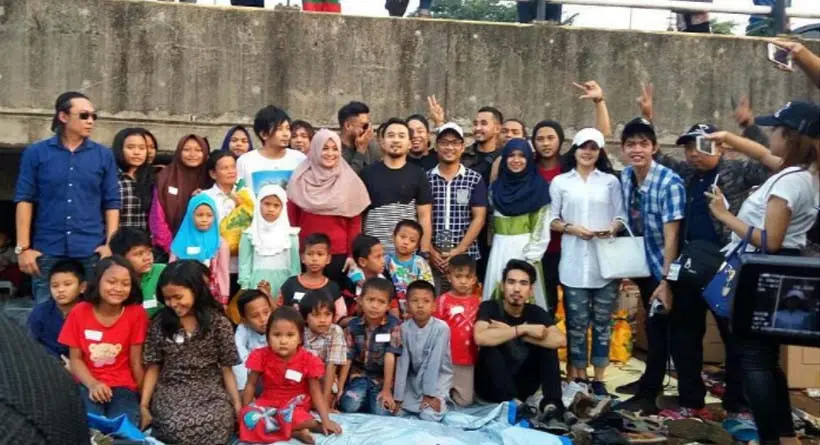 Sejumlah artis seperti Zian Zigaz, Juwita Bahar, Dewinta Bahar, Zul Zivilia dll mengadakan acara berbagi dengan anak-anak kolong jembatan Kampung Melayu, Jakarta Timur. (Instagram)