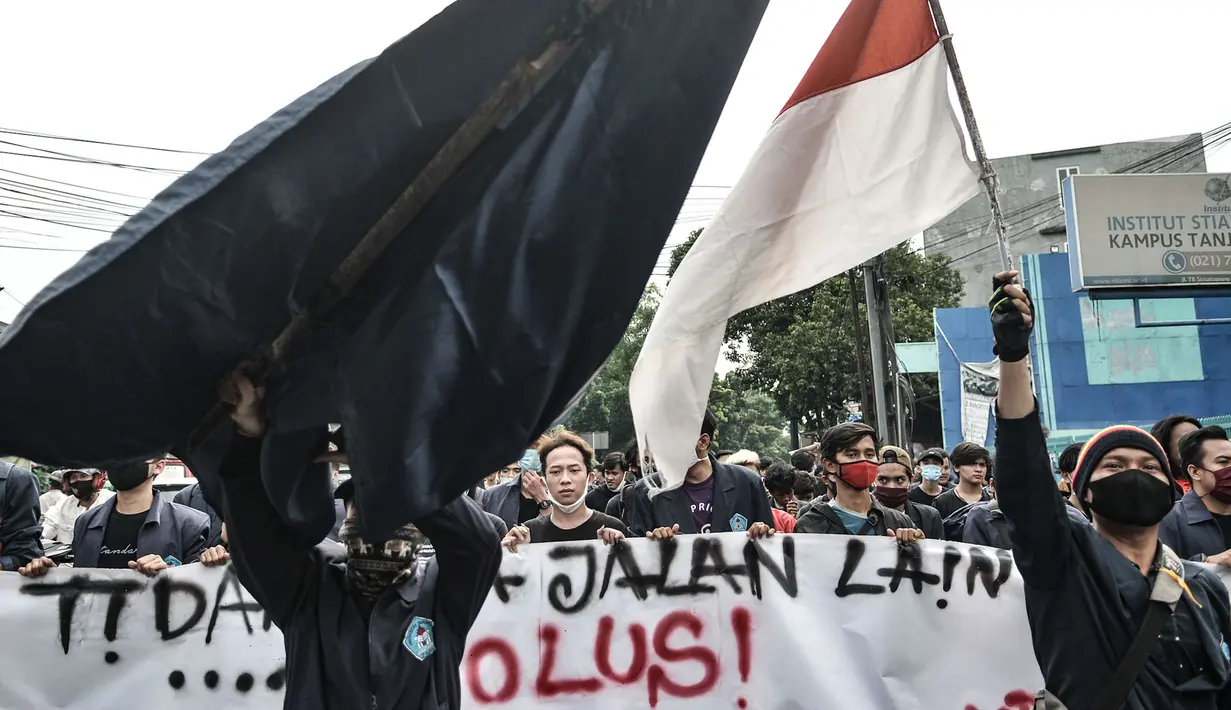 Mahasiswa Universitas Indraprasta atau Unindra menggelar longmarch menolak UU Cipta Kerja di Jalan TB Simatupang, Jakarta, Rabu (7/10/2020). Sekitar 200 mahasiswa Unindra longmarch sebagai bentuk kekecewaan atas pemerintah dan DPR yang telah mengesahkan UU Cipta Kerja. (merdeka.com/Iqbal S. Nugroho)