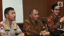 Pimpinan KPK Agus Rahardjo (tengah) didampingi Kapolri Jenderal Idham Azis (kiri) dan Juru Bicara KPK Febri Diansyah memberi keterangan usai menggelar pertemuan tertutup di Gedung KPK, Jakarta, Senin (4/11/2019). Pertemuan membahas sinkronisasi antara Kepolisian dengan KPK. (merdeka.com/Dwi Narwoko)