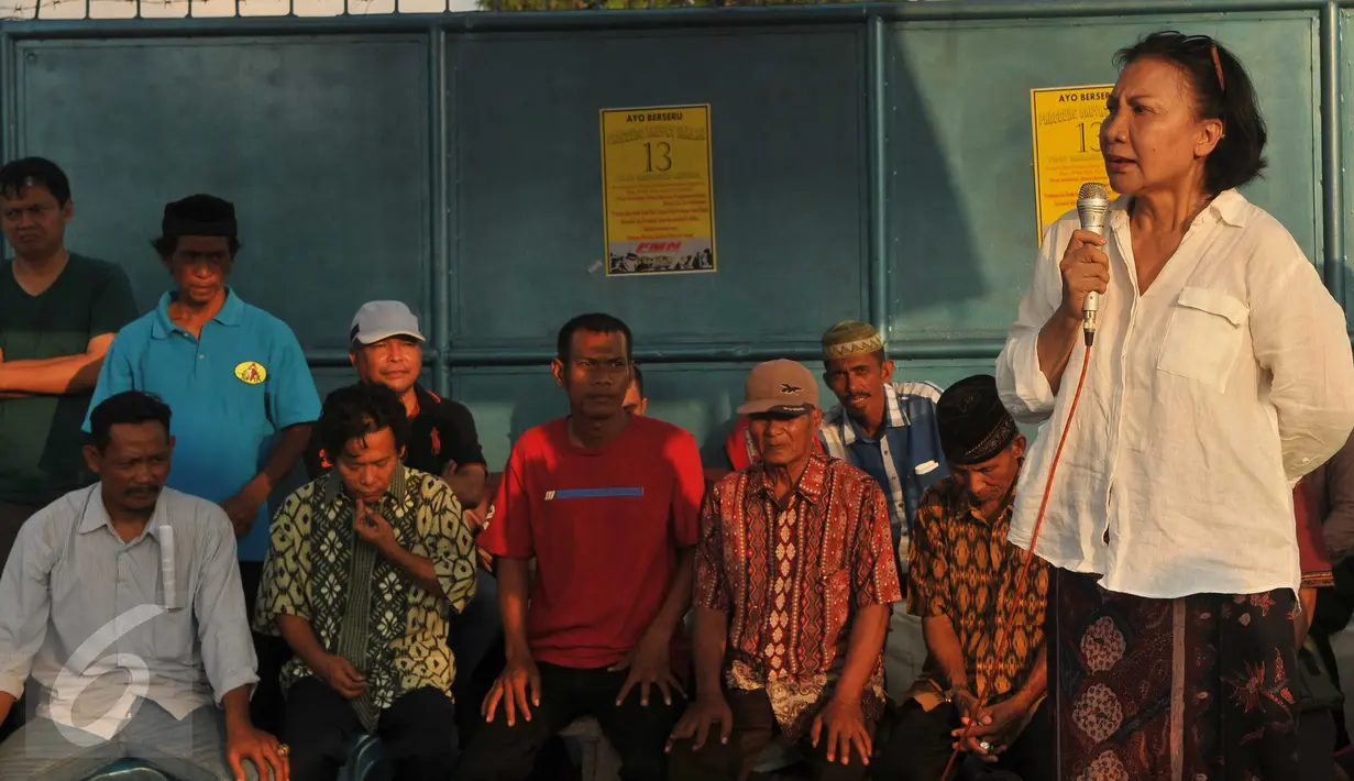 Aktivis HAM Ratna Sarumpaet (kanan) mendatangi kampung Dadap di Tangerang, Rabu (17/5). Saat proses penertiban tidak ada LSM atau tokoh masyarakat yang menentang dan hadir di Kampung Dadap. (Liputan6.com/Gempur M Surya)