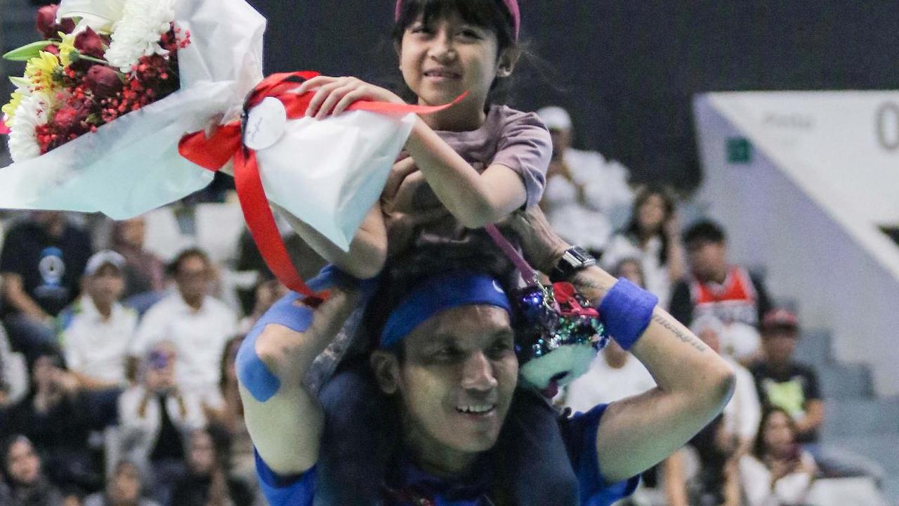 FOTO: Momen Manis Desta Usai Tekuk Rezky Adhitya dalam Pertandingan Tenis di Sport Party: Clash of Celebrity