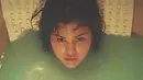 Dalam video itu terlihat Selena Gomez tanpa busana saat mandi dengan cara yang sangat aneh dan juga menyeramkan. (instagram/petacollins)
