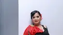 Titiek Puspa mendedikasikan seluruh hidupnya di musik. Tidak heran, jika dia dianugerahkan penghargaan BASF Awards pada 1994 untuk pengabdian panjangnya di dunia musik. (Galih W. Satria/Bintang.com)