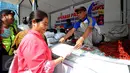 Tampak seorang warga membeli beras di Operasi Pasar Bulog 2015 di kawasan Pasar Benhil, Jakarta, Jumat (26/6/2015). Operasi pasar ini untuk menjaga stabilitas harga sembako di bulan Ramadan. (Liputan6.com/Yoppy Renato)