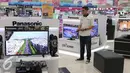 Pekerja menjaga stan panasonic di Elektronic City, Jakarta, Kamis (4/2). PT Panasonic Gobel Indonesia menyatakan, pada tahun ini, pihaknya justru siap melakukan ekspansi besar-besaran. (Liputan6.com/Angga Yuniar)