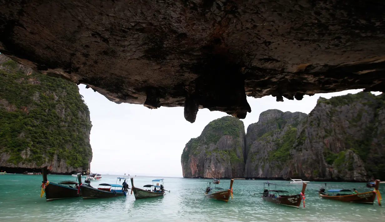Sejumlah perahu berlabuh di Maya Bay, pulau Phi Phi Leh, Thailand, Kamis (31/5). Maya Bay akan ditutup untuk memulihkan terumbu karang yang sakit akibat peningkatan suhu serta pencemaran lingkungan oleh pengunjung. (AP Photo/Sakchai Lalit)