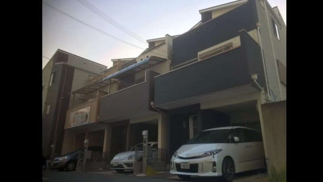 Parkiran Mobil di Rumah di Jepang.