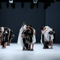 Lulu Lutfi Labibi terinspirasi dengan puisi-puisi karya Joko Pinurbo tentang sandang untuk tampil di DFK 2020. | JFW 2021