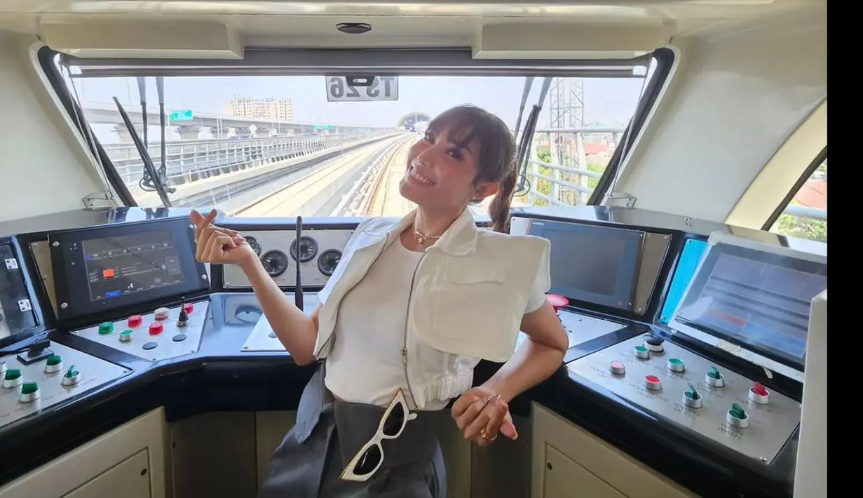 Ayu Dewi terlihat fashionable dengan cropped vest putih dan celana abu-abu [@mrsayudewi]