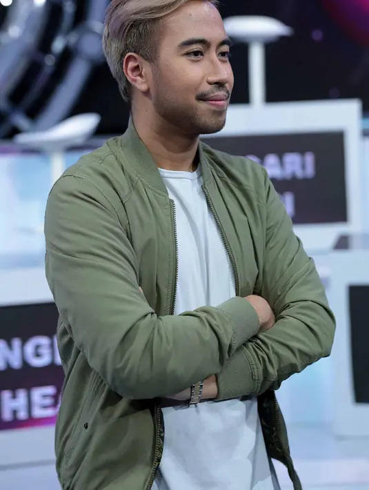 "Ini rambut baru buat single baru gue, yang bakal keluar dua minggu lagi dan semua tentang penampilan," ujar Vidi Aldiano seperti dilansir liputan6, saat ditemui di kawasan Kebon Jeruk, Kamis (12/1/2017). (Deki Prayoga/Bintang.com)