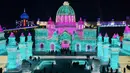 Sejumlah orang mengunjungi Harbin Ice-Snow World di Harbin di provinsi Heilongjiang, Tiongkok (2/1). Bangunan atau istana yang terbuat dari balok es ini dipenuhi cahaya yang berwarna-warni. (AFP Photo/China Out)