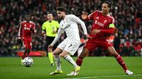 Bek Liverpool, Virgil van Dijk (kanan), mengawal penyerang Qarabag, Nariman Akhundzade, dalam laga matchday kedelapan Liga Champions 2025/2026 di Anfield, Kamis (29/1/2026) dini hari WIB. (Paul ELLIS / AFP)