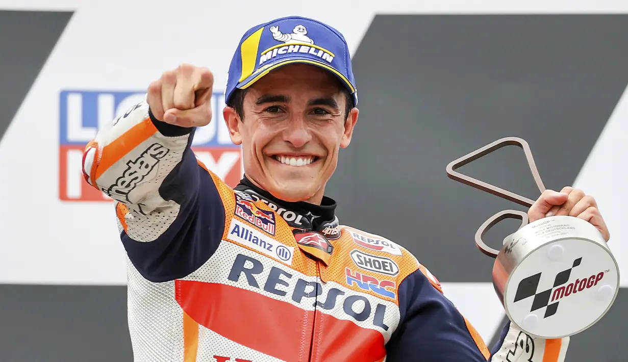 Pembalap Marc Marquez bereaksi setelah memenangkan balapan MotoGP di Sirkuit Sachsenring, Hohenstein-Ernstthal, Jerman, Minggu (20/6/2021). Marc Marquez mempertegas status sebagai raja Sachsenring usai memenangkan MotoGP Jerman 2021. (Jan Woitas/dpa via AP)