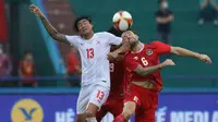 Pemain Timnas Indonesia, Marc Klok berebut bola dengan pemain Myanmar dalam pertandingan lanjutan babak penyisihan Grup A SEA Games 2021 di Stadion Viet Tri, Phu Tho, Vietnam, Minggu (15/5/2022). (Bola.com/Ikhwan Yanuar)