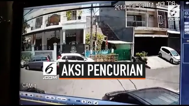 Aksi pencurian dengan modus pecah kaca mobil di Sunter, Jakarta Utara terekam CCTV. Sebuah tas laptop milik korban raib dibawa pencuri.