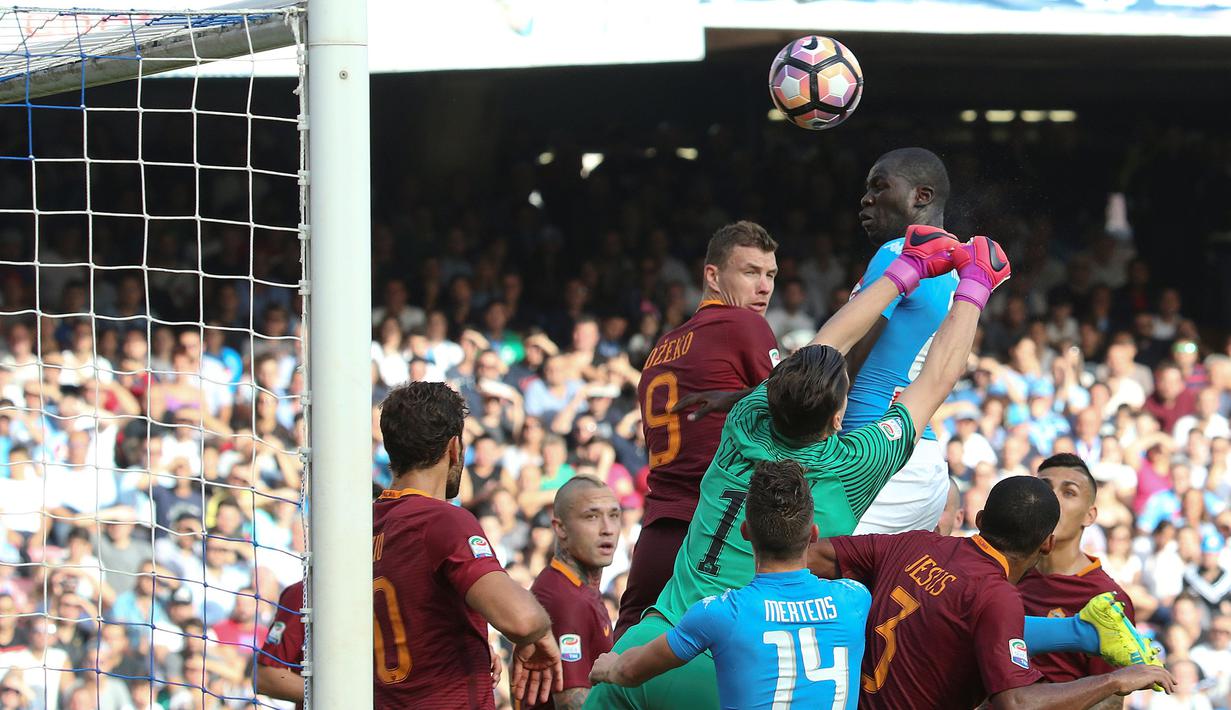 Pemain Napoli, Kalidou Koulibaly  mencoba menyundul bola ke gawang AS Roma pada lanjutan Serie A Italia di San Paolo Stadium, Naples (15/10/2016). (REUTERS/Stefano Rellandini)