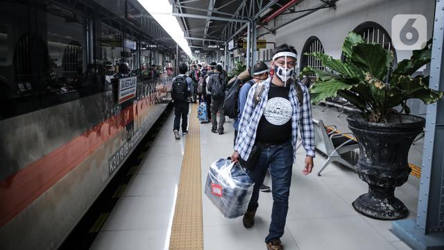 Pengguna KA Jarak Jauh Diwajibkan Menggunakan Pelindung Wajah