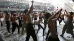 Sejumlah pria mencambuk dirinya sendiri dengan rantai selama peringatan Asyura di Kabul, Afghanistan, Rabu (21/10/2015).  Acara ini dirayakan oleh warga Islam Syiah di Afghanistan. (REUTERS/Mohammad Ismail)