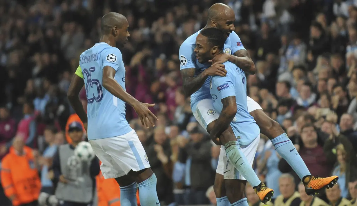 Para pemain Manchester City merayakan gol Raheem Sterling saat melawan Shakhtar Donetsk pada laga grup F Liga Champions di Etihad stadium, Manchester, (26/9/2017). City menang 2-0. (AP/Rui Vieira)