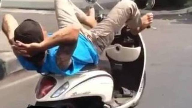 Terlalu Santai, 7 Cara Orang Naik Kendaraan Ini Bikin Elus Dada