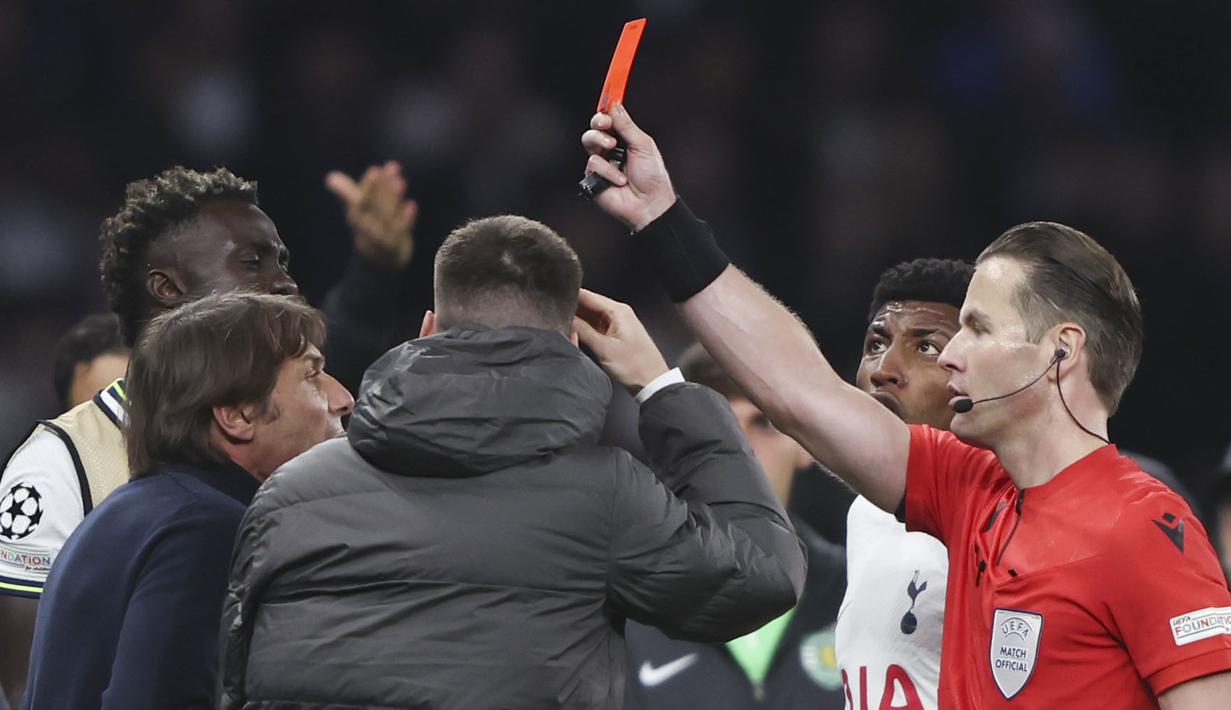 Laga tersebut akhirnya berkesudahan dengan skor 1-1. Kesempatan Tottenham untuk melaju ke babak gugur jadi harus ditunda sampai pertandingan terakhir. (AP/Ian Walton)